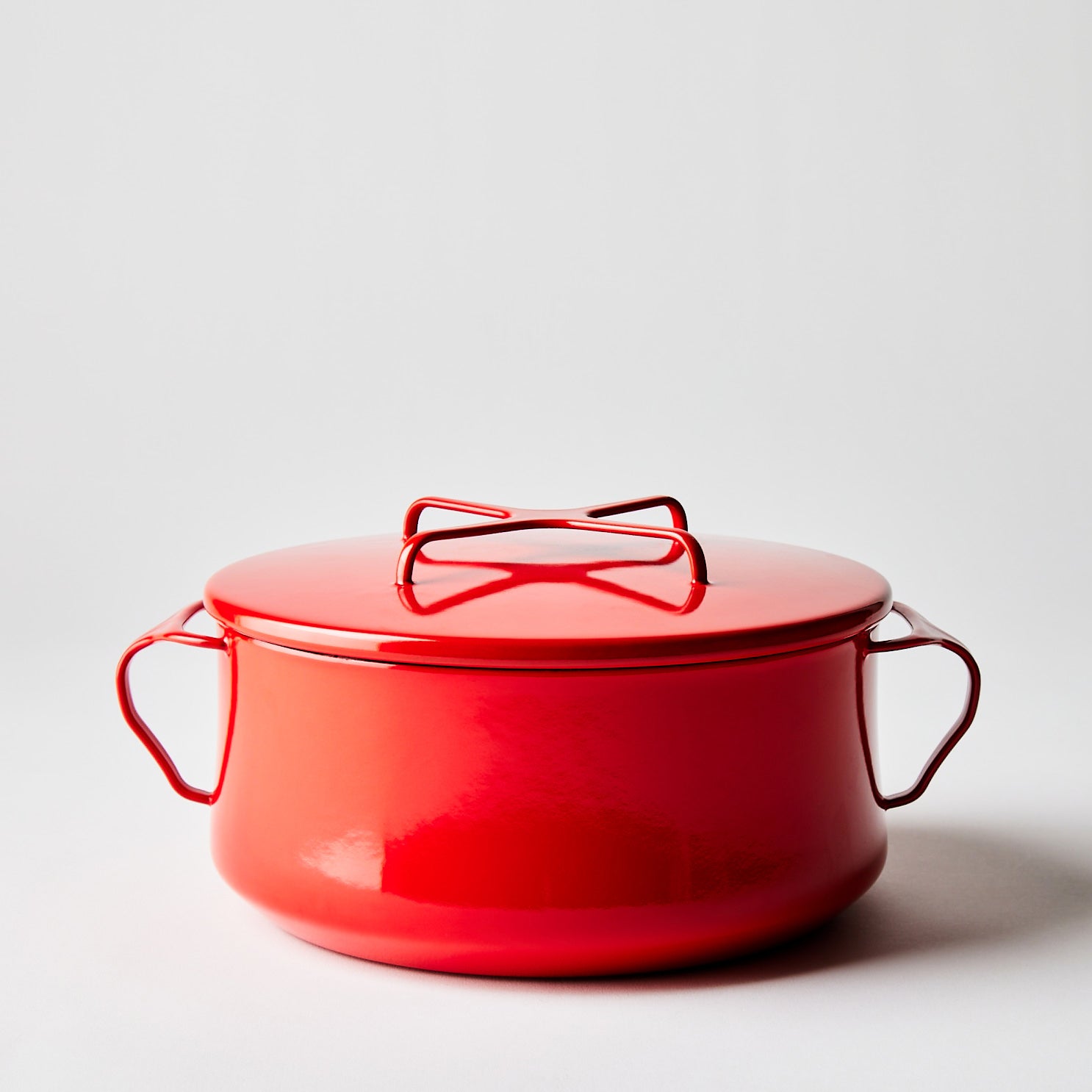 https://www.dansk.com/cdn/shop/products/2022-0308_dansk_kobenstyle-casserole-with-lid_chili-red-4-qt_silo_ty-mecham_1486x.jpg?v=1654830341